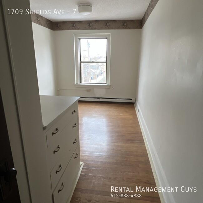 Building Photo - Huge 2 Bedroom! Completely Remodeled!