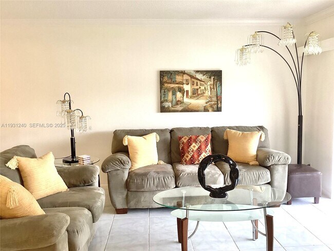 Building Photo - 681 S Hollybrook Dr