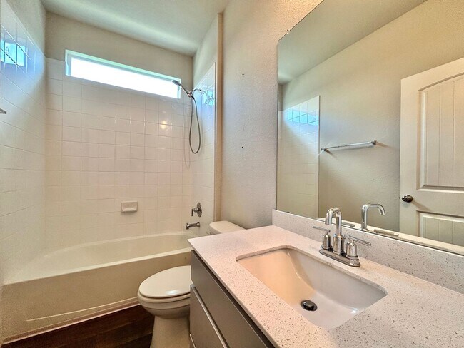 Building Photo - Bright and Spacious 4/BR 3/BA Home with Pr...