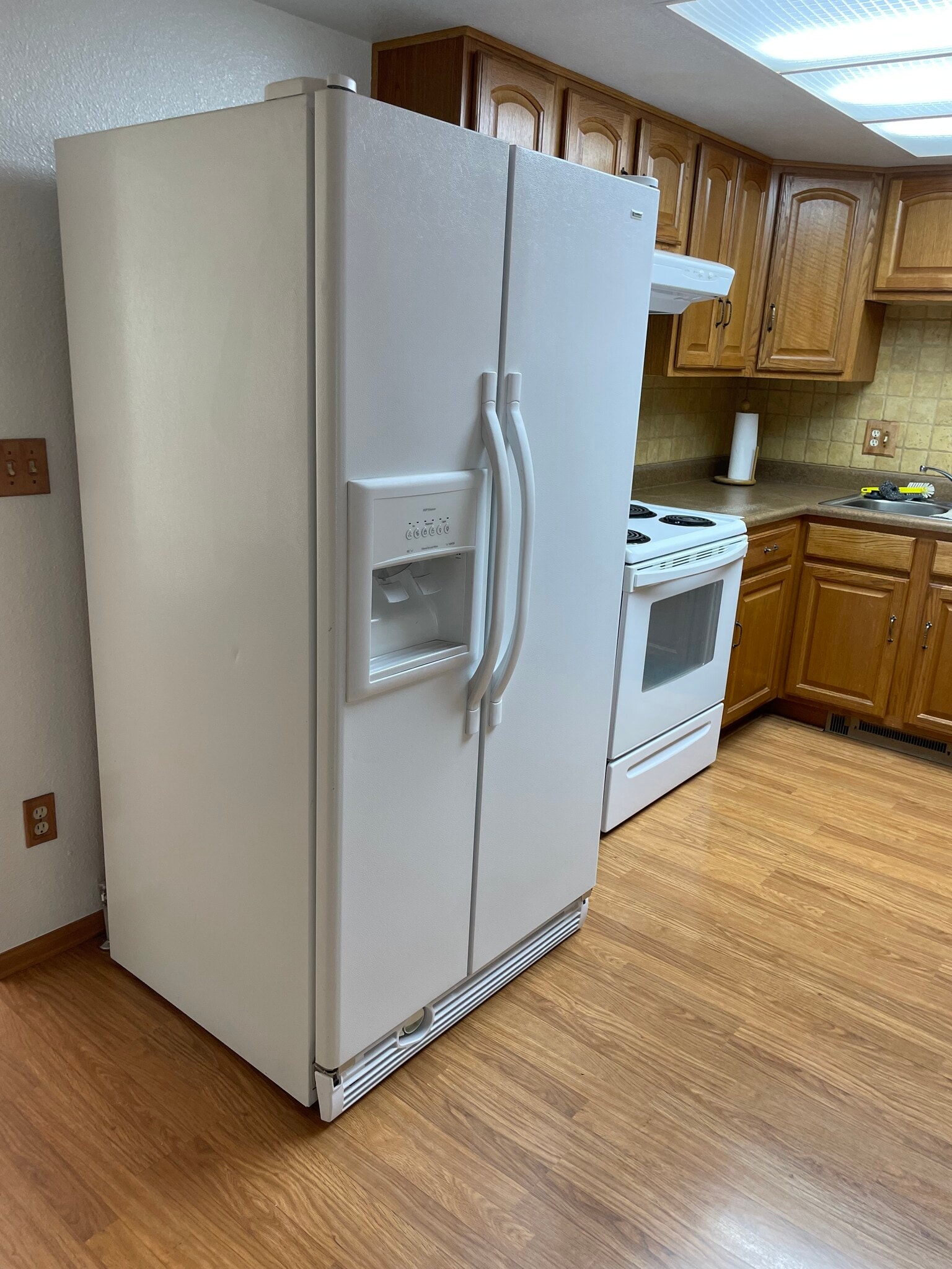 Kitchen includes refrigerator/freezer, stove/oven, dishwasher and microwave - 240 W Kyle Dr
