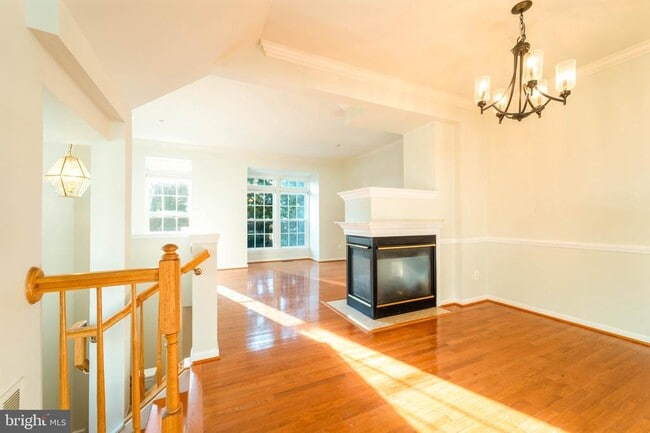 Building Photo - 2739 Manhattan Pl