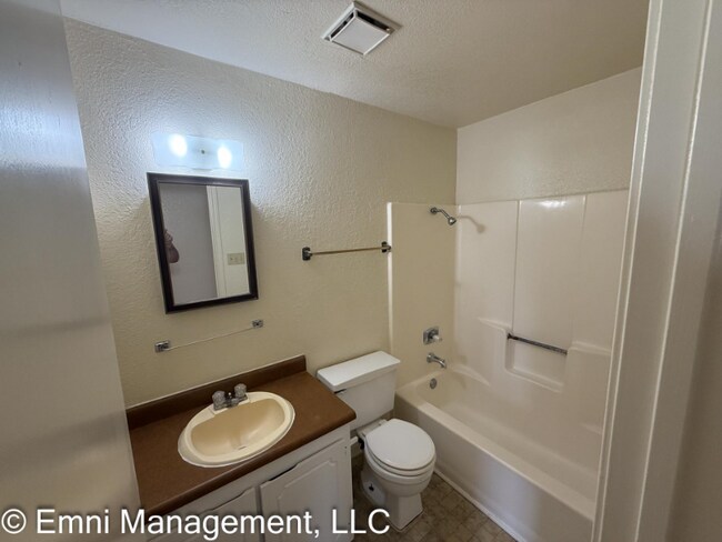 Building Photo - 2304 Silverhill Dr