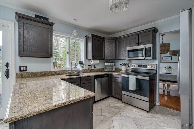 Building Photo - 467 Barben Ave