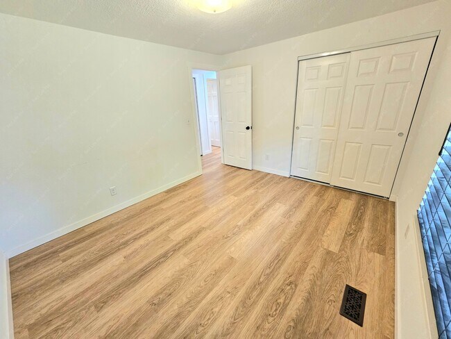 Building Photo - 7739 SE 101st Ave