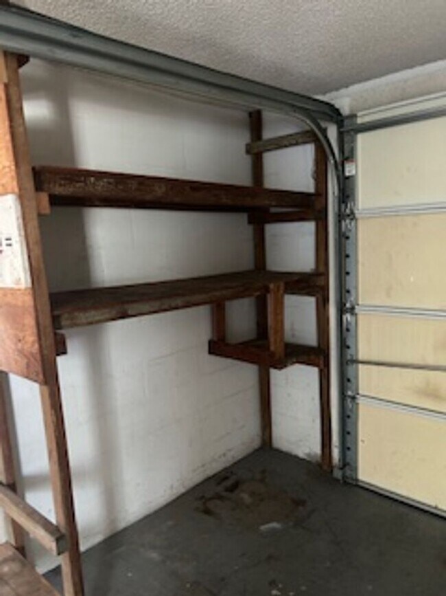 Building Photo - AVAILABLE NOW!!  Well maintained 2/2 in a ...