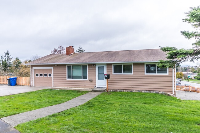 Building Photo - 4 Bed 2 bath Home in the Heart of Oak Harbor