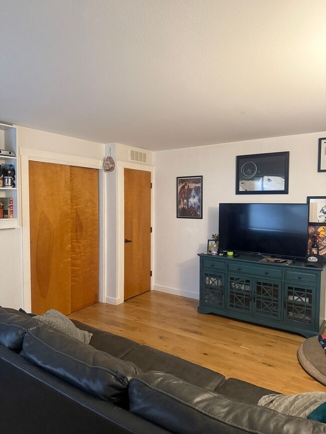 Building Photo - Ground Level Ponds Studio - Partially Furn...