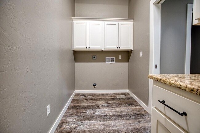 Building Photo - 807 Venice Ct