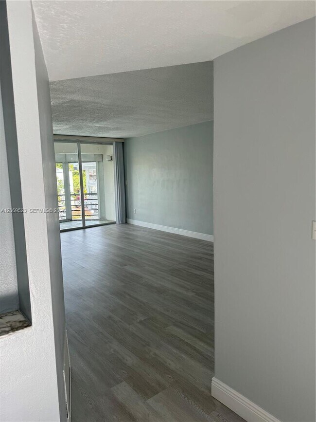 Building Photo - 1398 NE 191st St