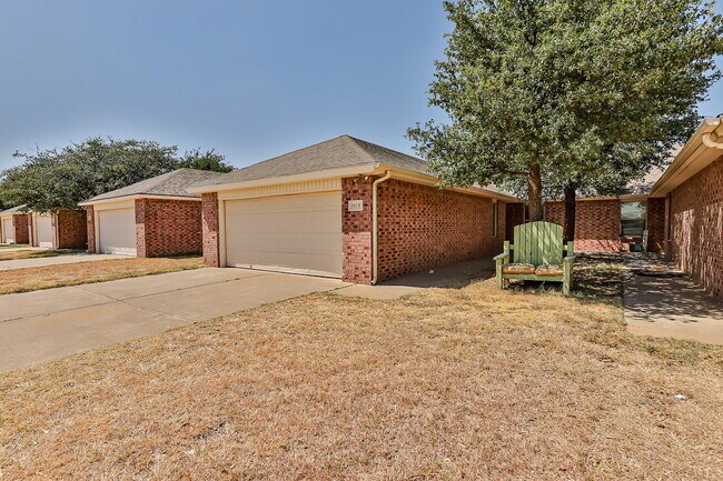 Building Photo - 3 Bedroom Duplex