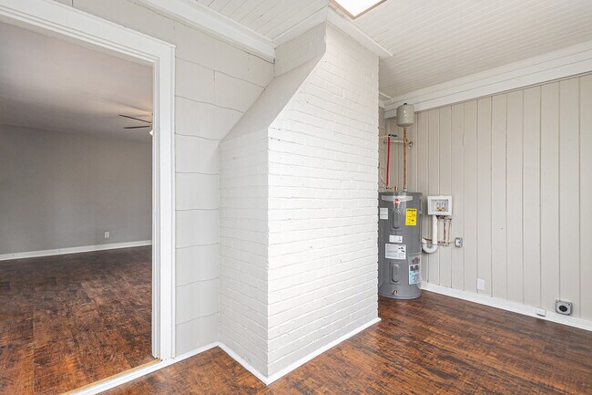 Building Photo - 701 9th Ave S