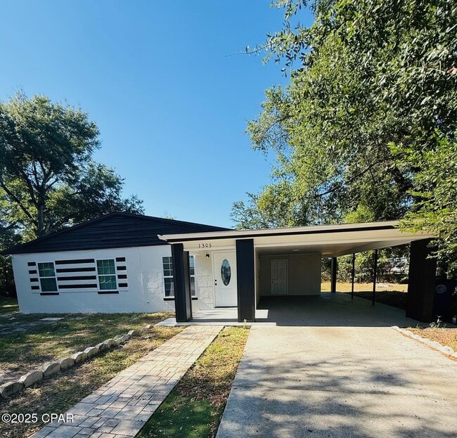 Primary Photo - 1305 Flower Dr
