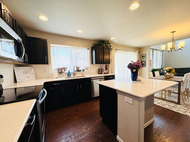 Building Photo - Spacious 3 bed/ 2.5 bath House In Severance