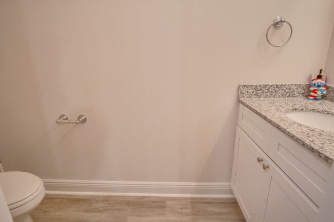 Building Photo - 3 Bed, 2.5 Bath Townhome – Prime Central L...