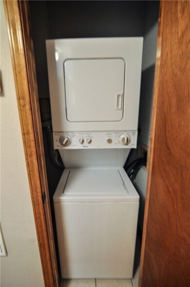 Building Photo - 904 University Oaks Blvd