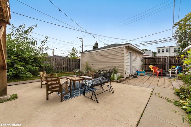 Building Photo - 1621 N McVicker Ave