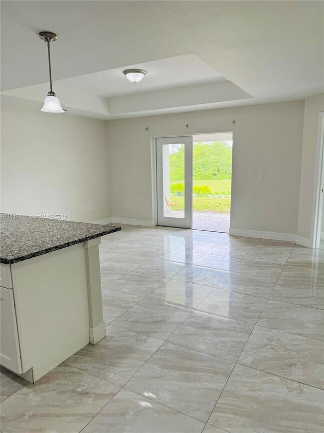 Building Photo - 1110 Augusta St E