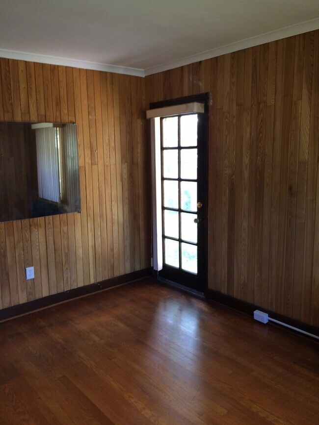 Building Photo - Charming, Classic 3 BR Brick Close to LeMo...