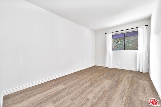 Building Photo - 326 S Manhattan Pl