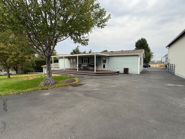 Building Photo - 3 Bedroom Home with Large Shop and Additional 2 Car Garage