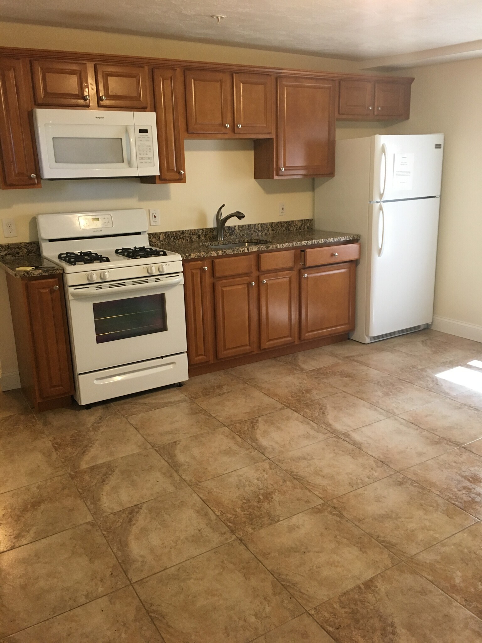 Building Photo - 423 Pawtucket St