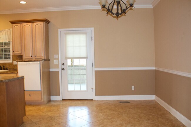 Building Photo - For Rent - Charming 3BR/2BA Home in Macken...