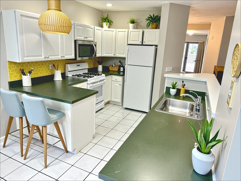 Building Photo - 37 Village Dr