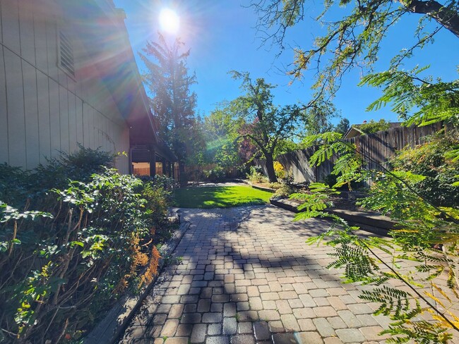 Building Photo - 4 bedroom home off of Mayberry Dr in Reno