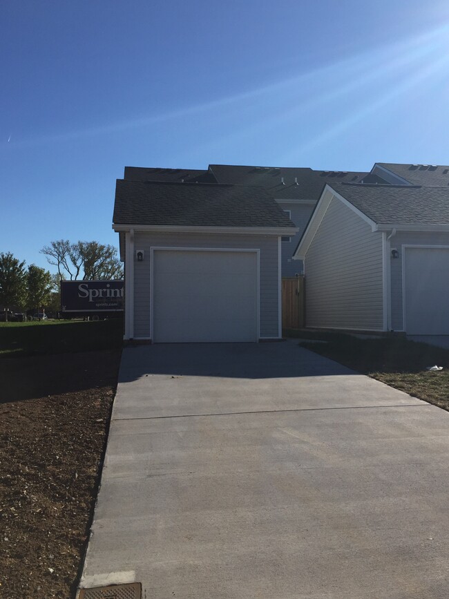 1 car detached garage with garage door opener - 1816 Riverbirch Lane