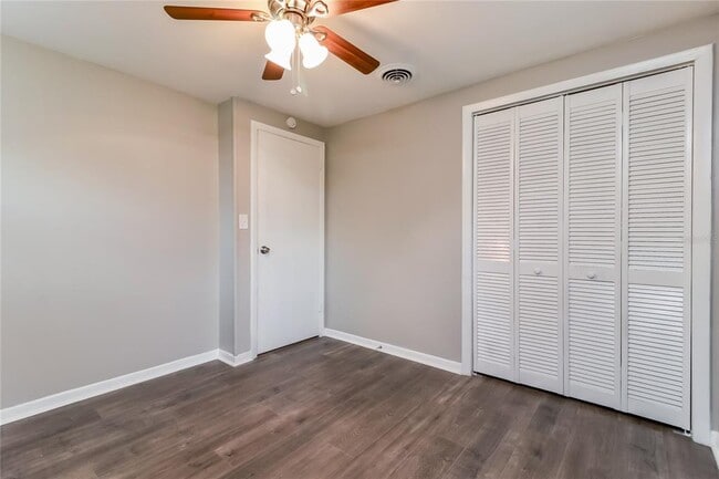 Building Photo - 921 Hillside Dr