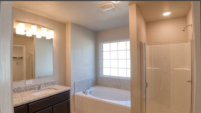 Building Photo - 619 Hollyhock Dr