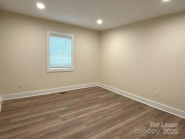 Building Photo - 19612 Oak St