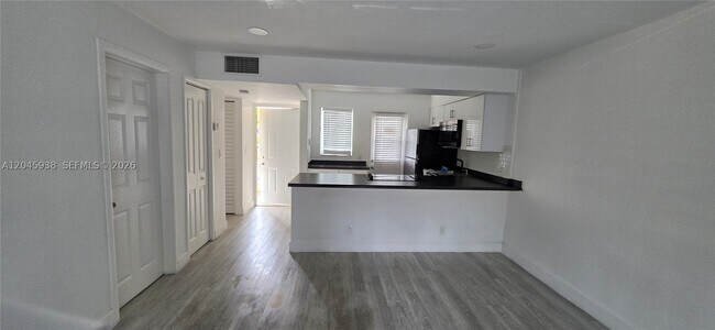 Building Photo - 20201 NE 29th Ct