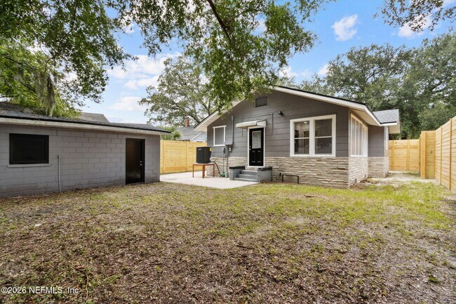 Building Photo - 836 Lynton St