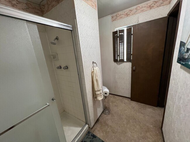 Building Photo - Large furnished 4 bedroom home with 2 car ...