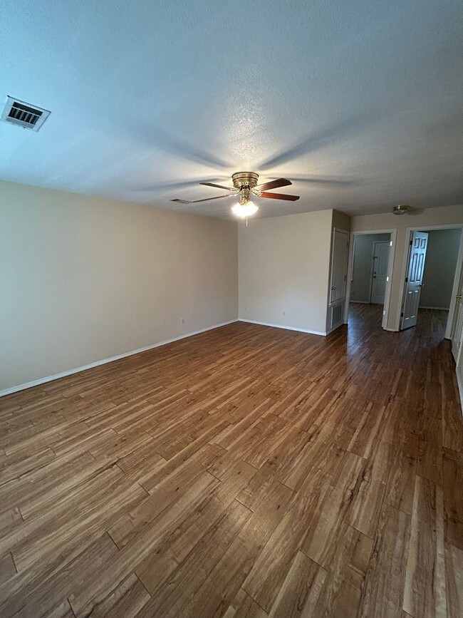 Building Photo - 1404 S Commerce Ave