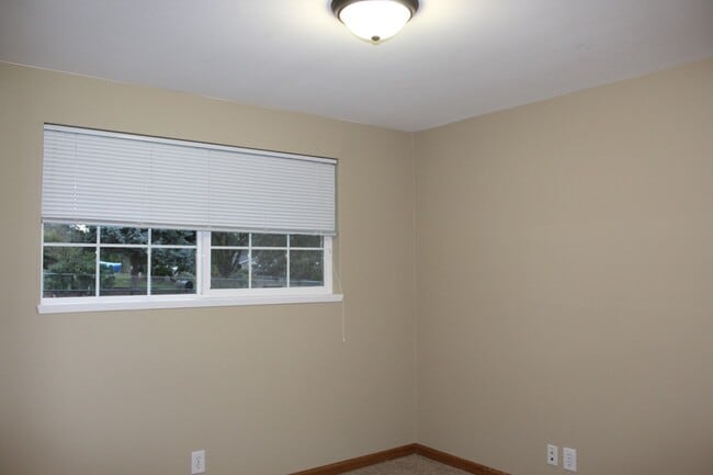Building Photo - Beautiful 4 bedroom Rambler home with shop...