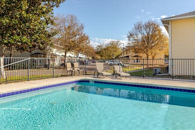 Building Photo - Fully Furnished 3-Bedroom/3-Bath Townhome