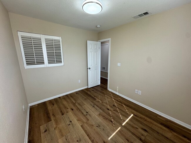 Building Photo - 3 Bedroom 1.5 Bathroom -  Attached garage