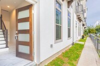 Building Photo - 5836 E Post Oak Ln