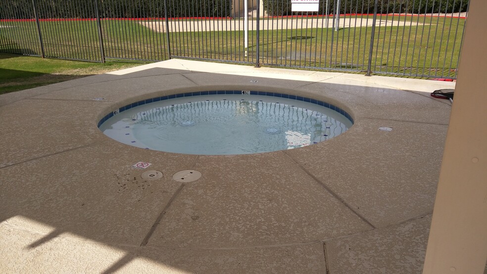 Youngsters swimming pool - 17213 N 49th Ave