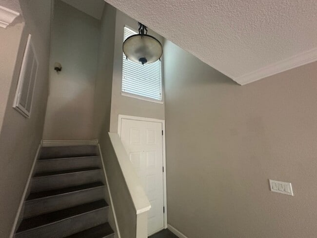 Building Photo - 3 Bed/2 Bath- Beautifully Updated Townhome...