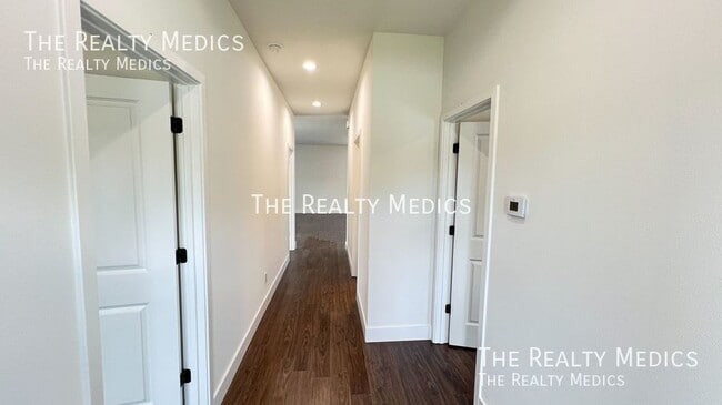 Building Photo - 905 Toluca St SE