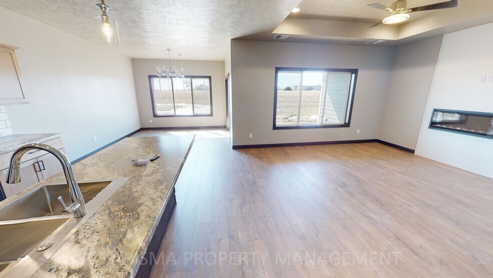 Building Photo - 4526 W Graceland Pl