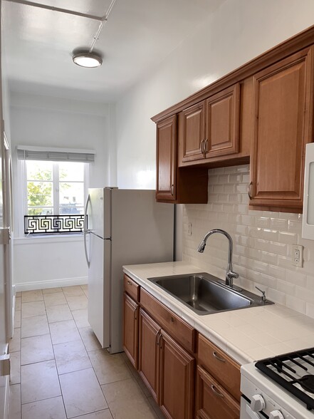 Building Photo - 3005 Main St