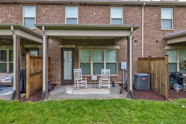 Building Photo - Hendersonville Townhome with Garage, Fireplace & Walk-In Closet
