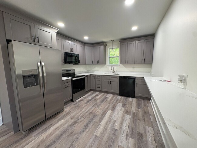 Building Photo - Beautiful refurbished home!