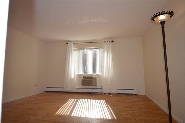 Building Photo - 54 Bryon Rd