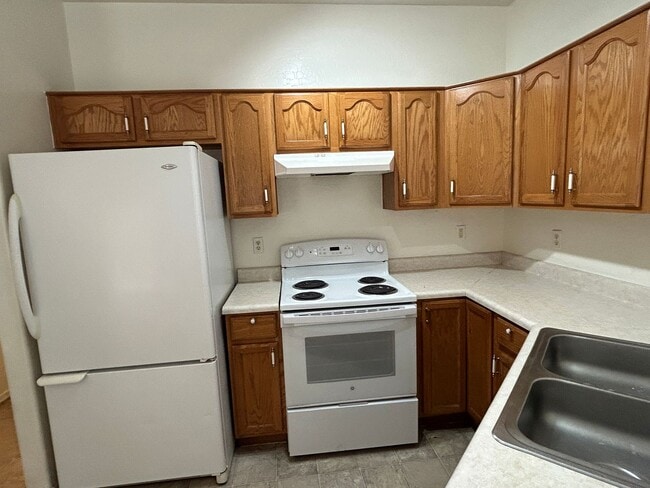 Building Photo - 3 Bedroom 2 1/2 Bathroom Freshly painted & carpet, Close to Grand Canyon University
