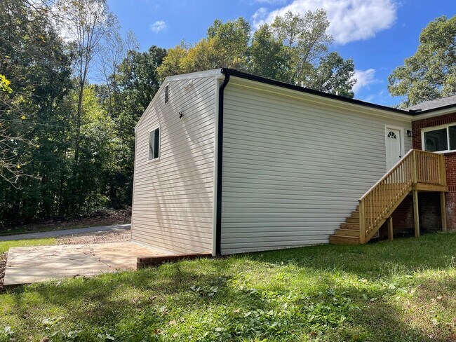 Building Photo - NEWLY REMODLED 3 BED, 2 BATH BRICK HOME LOCATED IN ASHEBORO! $1,750 RENT $1,750 DEPOSIT